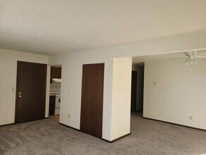 626 2nd Ave E, Unit 2 in West Fargo, ND - Foto de edificio - Building Photo