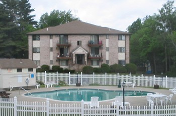 Hilltop Garden in Leominster, MA - Building Photo - Building Photo