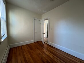 245 Beacon St, Unit 1 in Somerville, MA - Foto de edificio - Building Photo