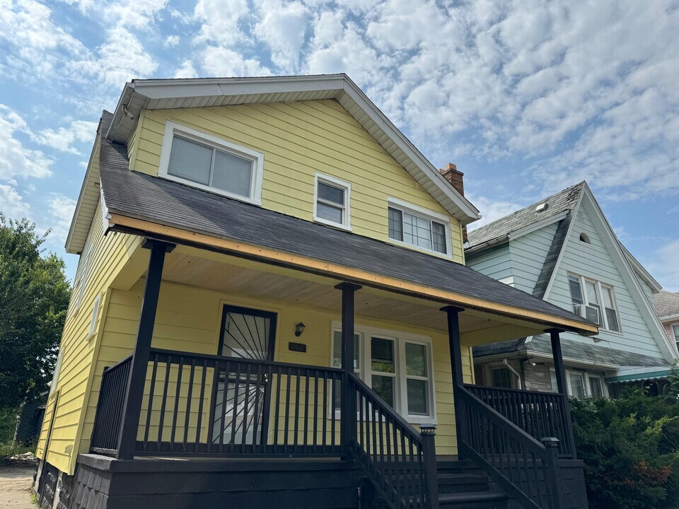 2447 Leslie St in Detroit, MI - Building Photo