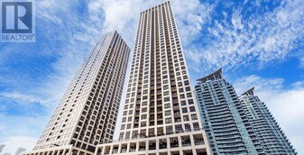 30 Elm Dr W in Mississauga, ON - Building Photo