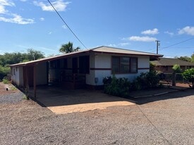 210 Makaena Pl in Kaunakakai, HI - Building Photo