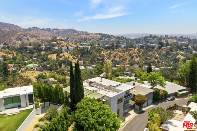 2742 Creston Dr in Los Angeles, CA - Foto de edificio - Building Photo