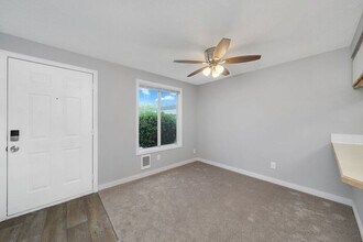 14302 E Burnside St in Portland, OR - Building Photo - Building Photo