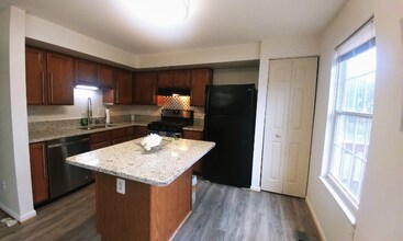 12921 Freestone Ct in Woodbridge, VA - Foto de edificio - Building Photo