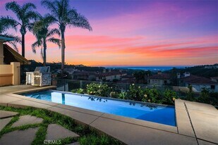 5 Torrey Pine Dr in Newport Beach, CA - Building Photo