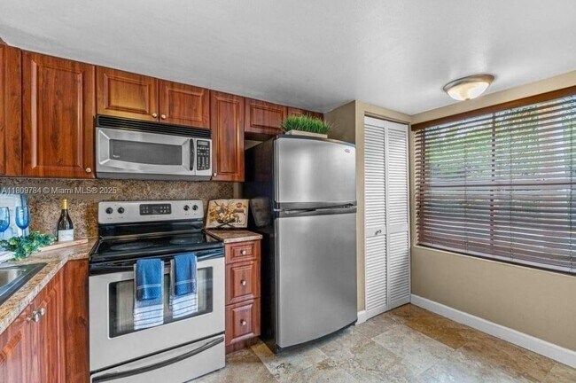 3906 NW 90th Ave in Sunrise, FL - Building Photo - Building Photo