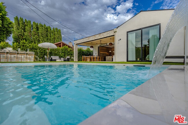 4703 Saloma Ave in Los Angeles, CA - Building Photo - Building Photo