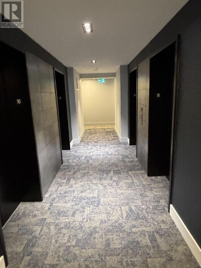 4130 Parkside Village Dr in Mississauga, ON - Building Photo - Building Photo