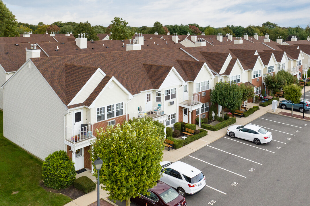 777 Sunrise Way in Bethpage, NY - Foto de edificio