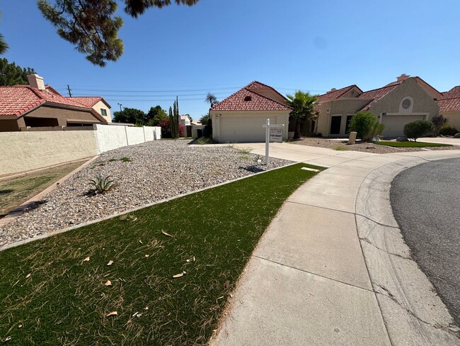 537 N Red Rock St in Gilbert, AZ - Foto de edificio - Building Photo