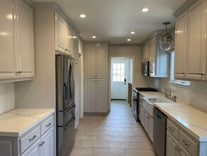 6954 Encino Ave in Los Angeles, CA - Building Photo - Building Photo