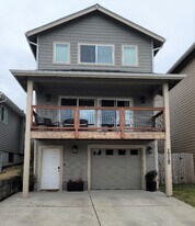 1715 4th St in Bremerton, WA - Building Photo