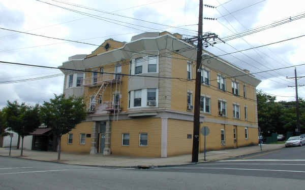 45-47 Linden St in Hackensack, NJ - Foto de edificio - Building Photo