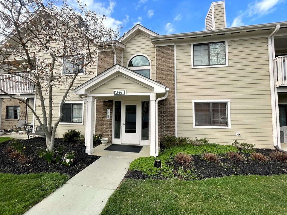 6775 Meadow Creek Dr in Columbus, OH - Building Photo