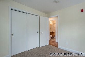 8 Westgate Dr in Woburn, MA - Building Photo - Building Photo