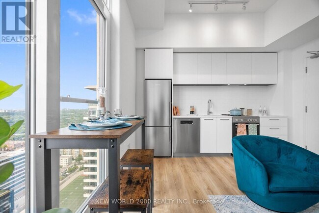 101 Roehampton Ave in Toronto, ON - Building Photo - Building Photo