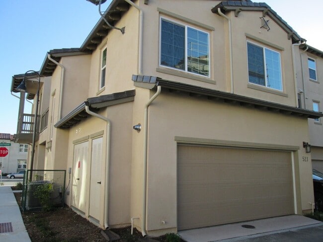 523 Pioneer St in Camarillo, CA - Foto de edificio - Building Photo
