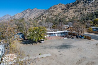 12041 Sierra Way in Kernville, CA - Building Photo - Building Photo