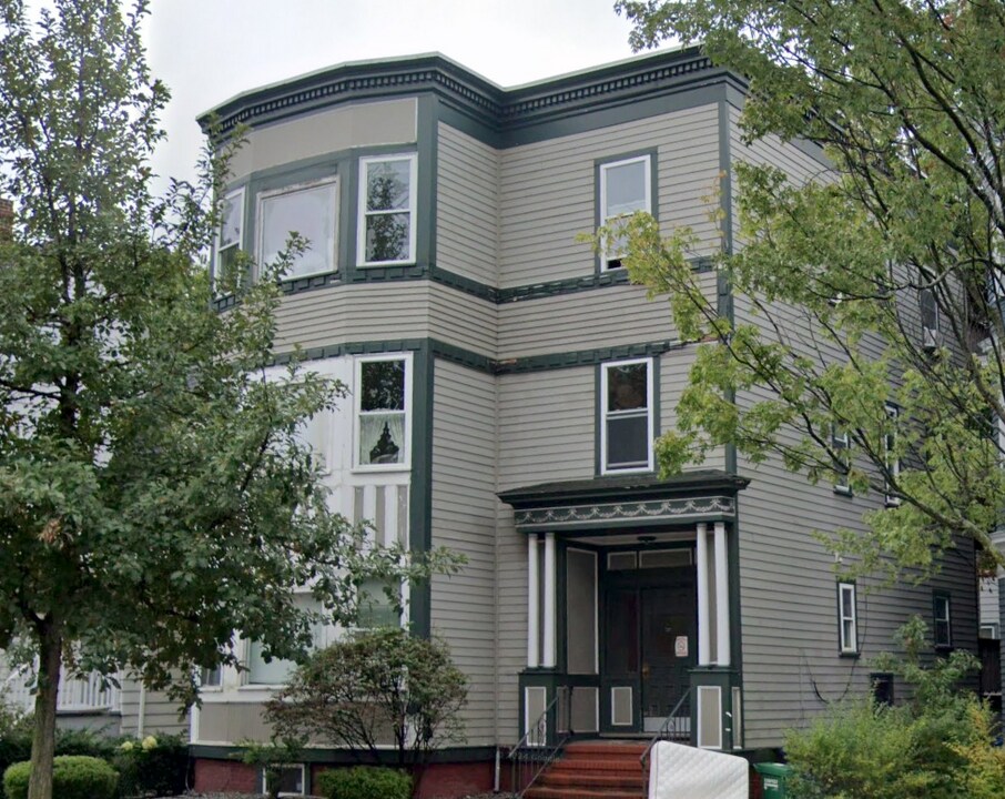 1576 Cambridge St, Unit 3R in Cambridge, MA - Building Photo