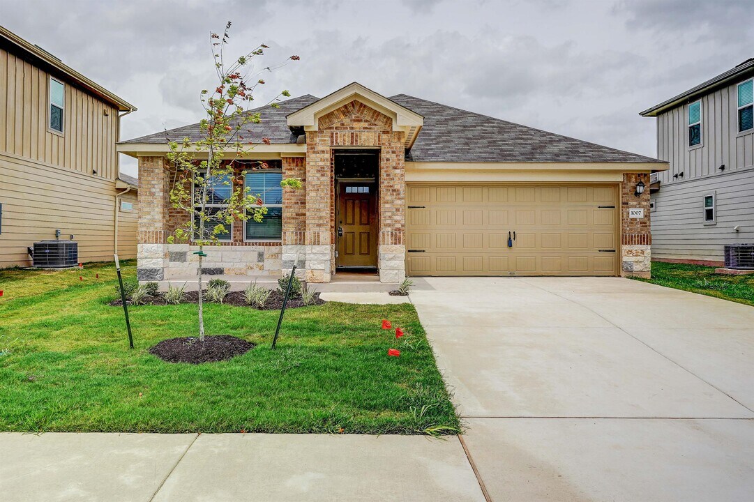 1007 Whelk Loop in Hutto, TX - Foto de edificio