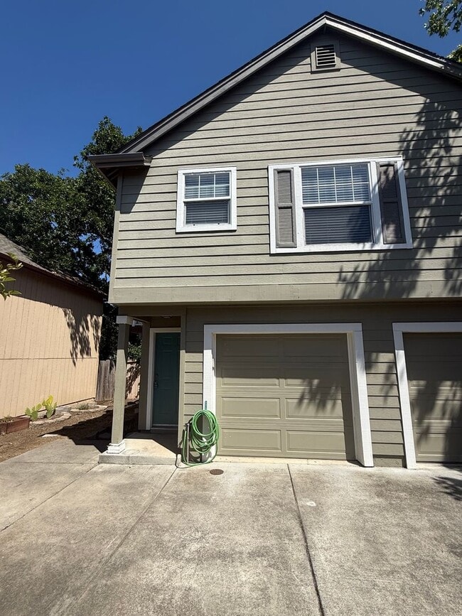 1208 Hidden Creek Pl