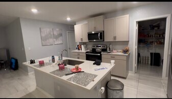 462 NE 6th Pl in Florida City, FL - Building Photo