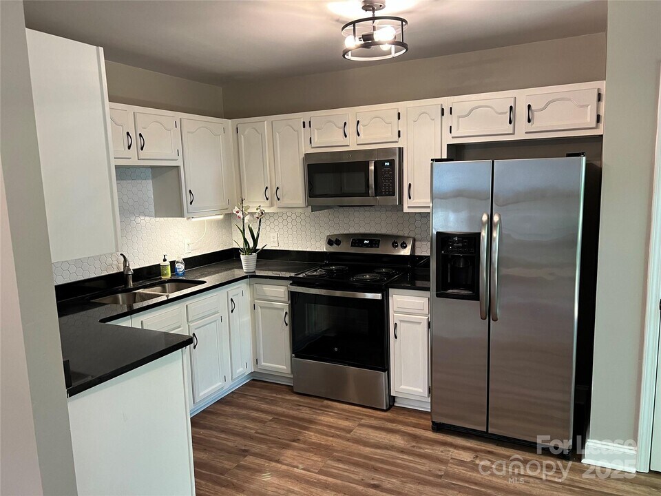 1925 Shamrock Dr in Charlotte, NC - Building Photo