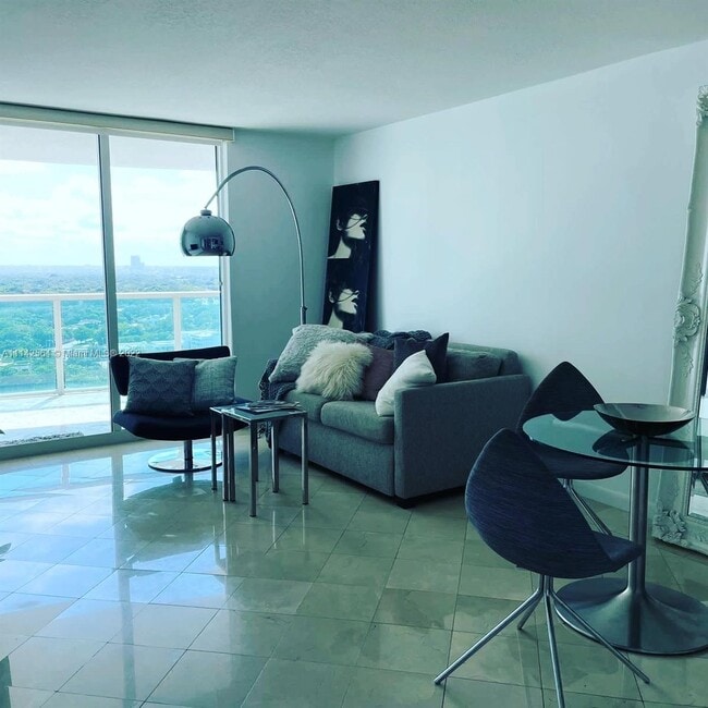 2101 BRICKELL, Unit 2210 in Miami, FL - Building Photo - Building Photo