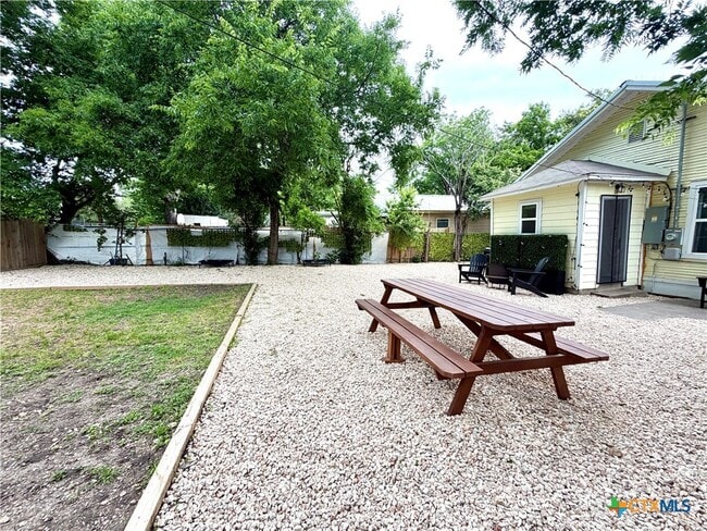 property at 818 S 6th St
