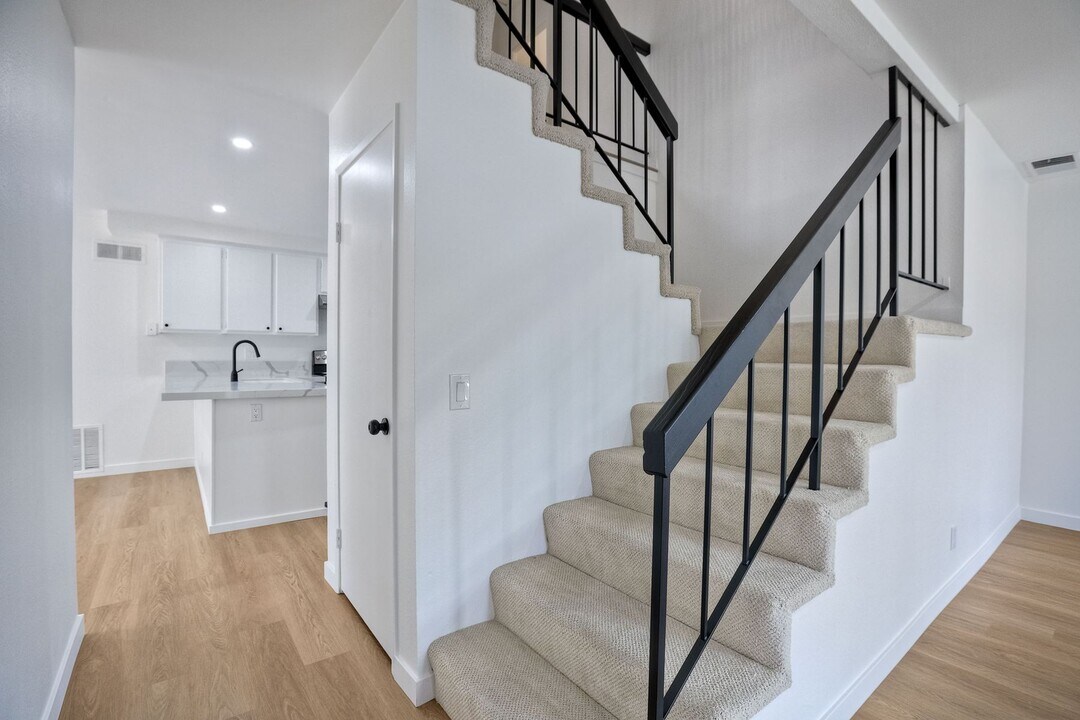 5260 Rimpark Ln in San Diego, CA - Building Photo