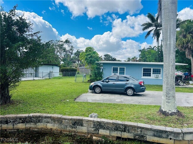 4465 Birmingham St in Ft. Myers, FL - Building Photo - Building Photo