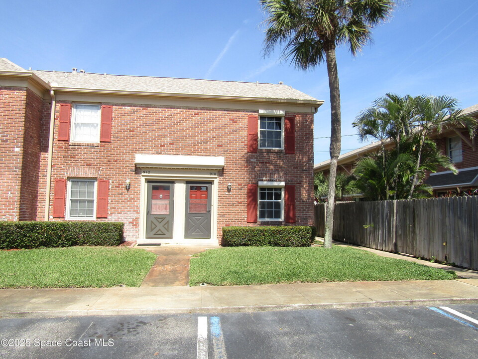 910 S Colonial Ct in Indian Harbour Beach, FL - Building Photo