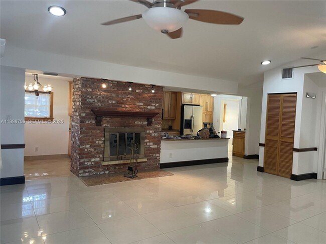 258 SW 1st Ct in Dania Beach, FL - Building Photo - Building Photo