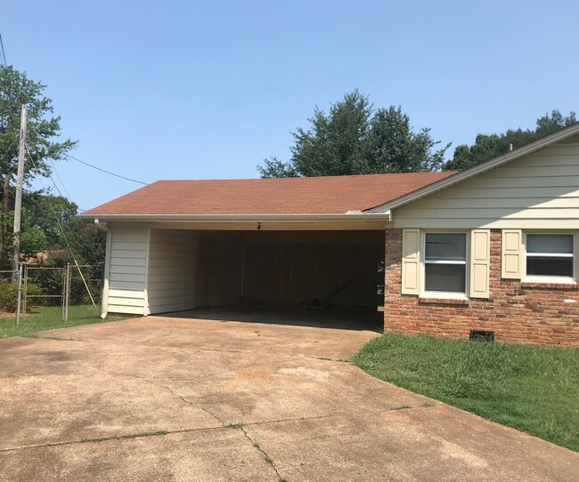 1941 Greenbrier Rd in Florence, AL - Building Photo - Building Photo