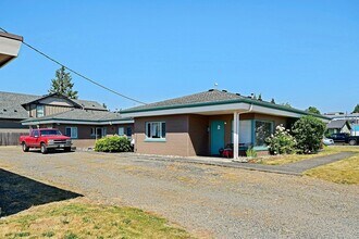 202 N Gifford Ave in Arlington, WA - Building Photo - Building Photo