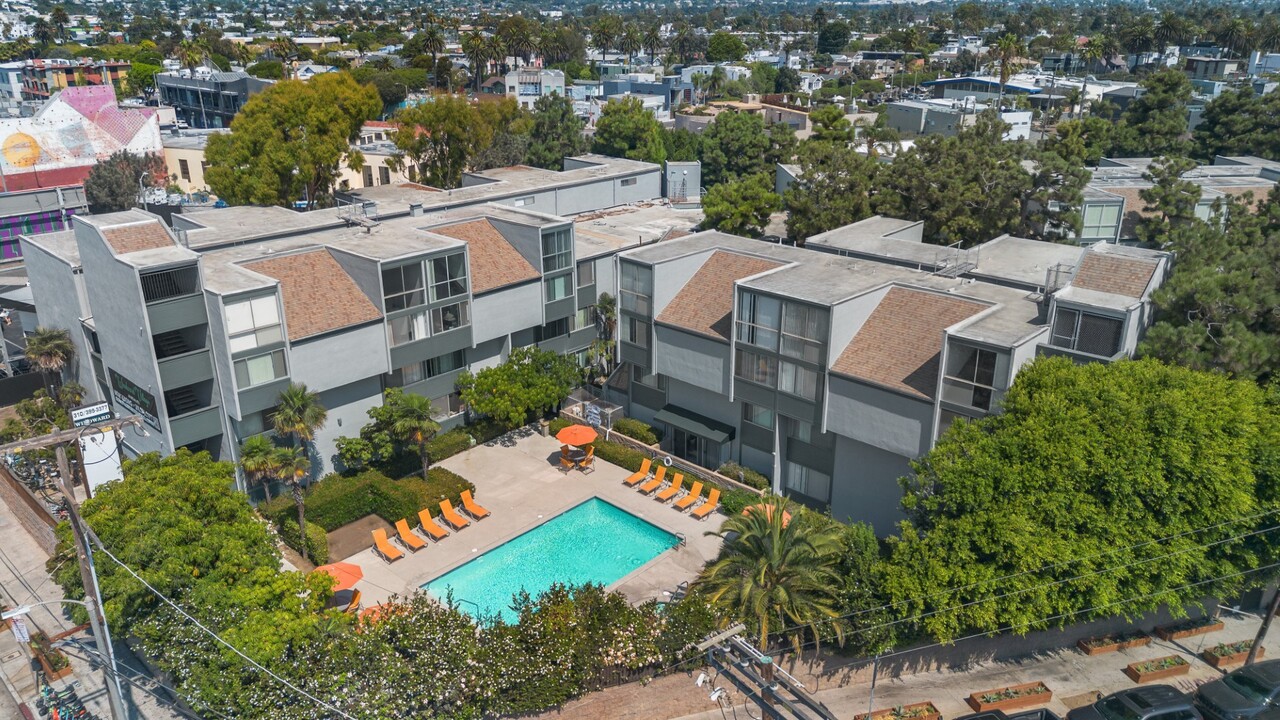 Windward Village Apartments in Venice, CA - Building Photo