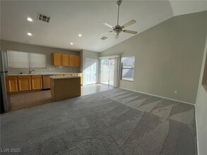 8545 Gracious Pine Ave in Las Vegas, NV - Foto de edificio - Building Photo