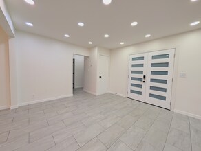 18700 Collins St in Tarzana, CA - Building Photo - Building Photo