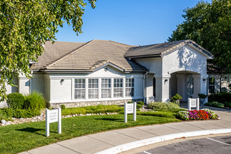 The Lakes at Lionsgate Apartments in Overland Park, KS - Foto de edificio - Building Photo