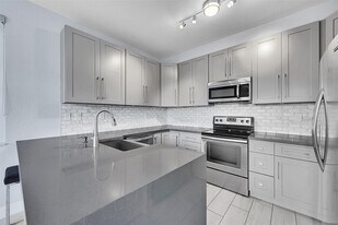 150 Jacaranda Country Club Dr in Plantation, FL - Building Photo