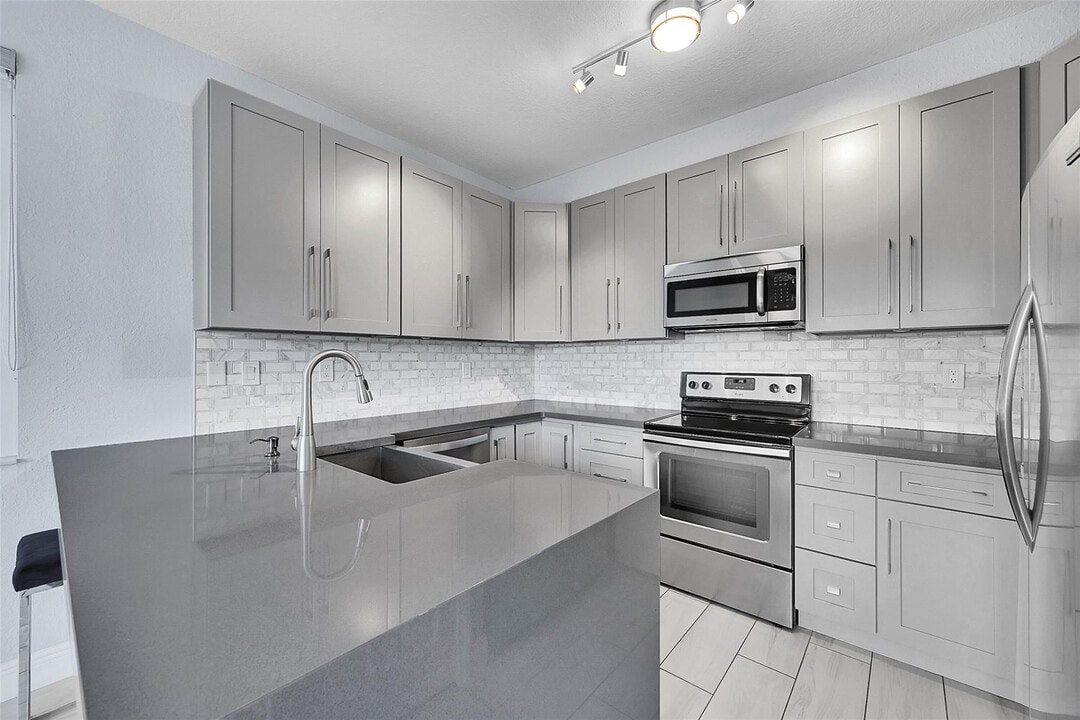 150 Jacaranda Country Club Dr in Plantation, FL - Foto de edificio