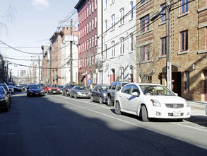 225 Grand in Hoboken, NJ - Foto de edificio - Building Photo