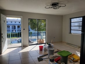 1551 W 43rd Pl in Hialeah, FL - Foto de edificio - Building Photo