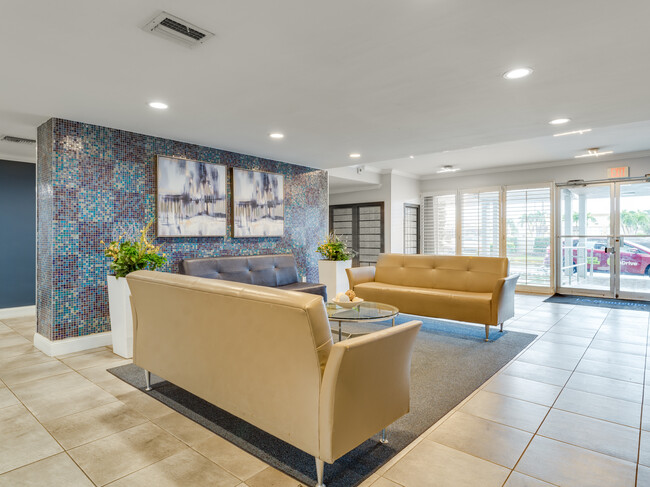 Les Monttellier Apartments in Hialeah, FL - Foto de edificio - Lobby