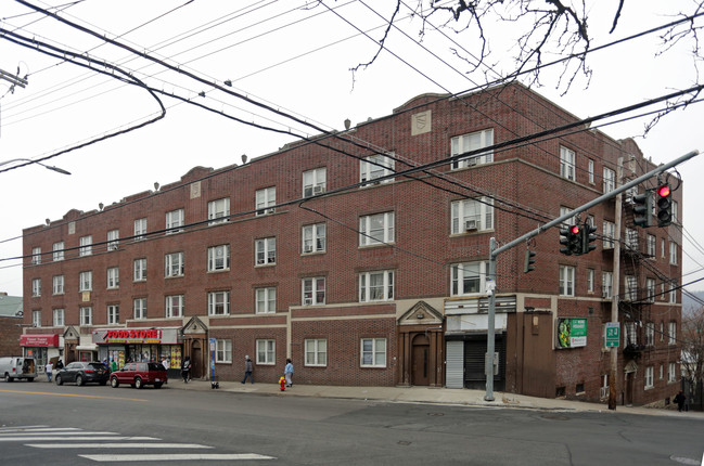 379 Warburton Ave in Yonkers, NY - Foto de edificio - Building Photo