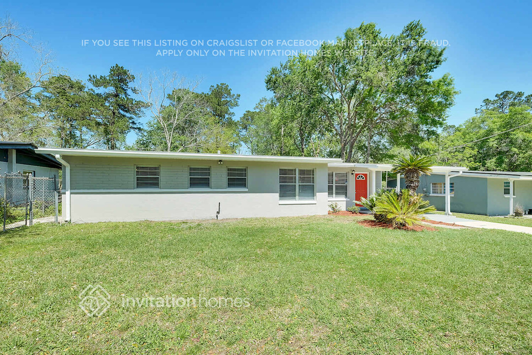 8027 Joffre Dr in Jacksonville, FL - Building Photo