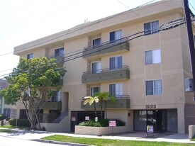 Villa Dickens in Sherman Oaks, CA - Building Photo