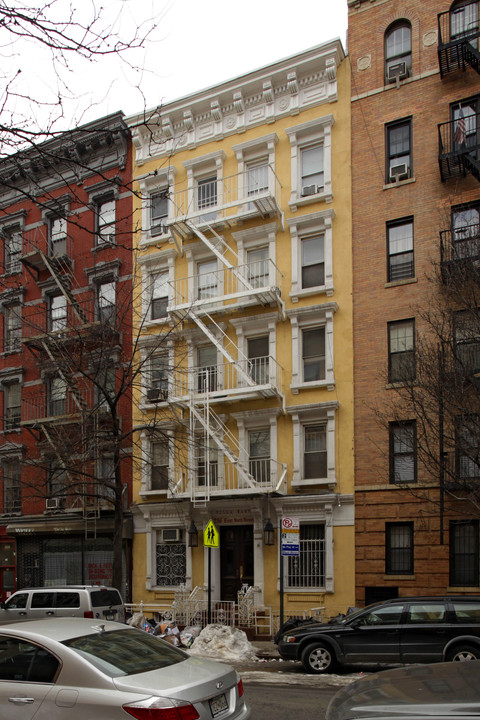 236 E 6th St in New York, NY - Building Photo