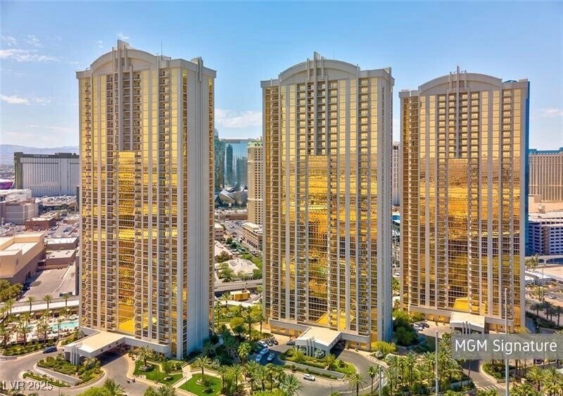 135 E Harmon Ave in Las Vegas, NV - Building Photo